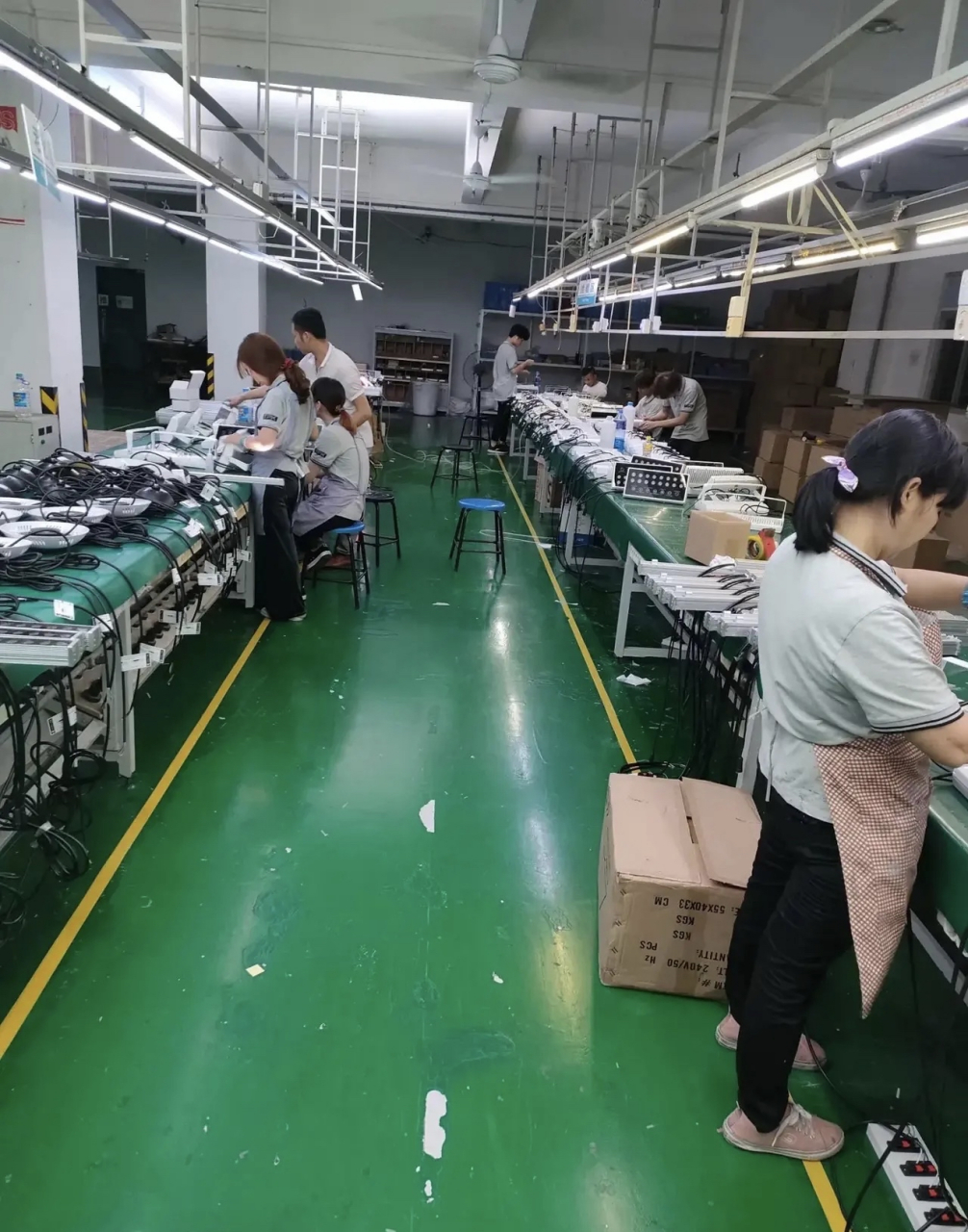 我有个朋友在中山小榄的灯饰厂上班,他为了娶老婆,忙忙碌碌,白天在