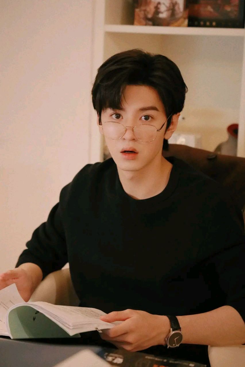 陈哲远,不愧是深大校草  之前做过深圳大学的校服模特,15年参加《流行