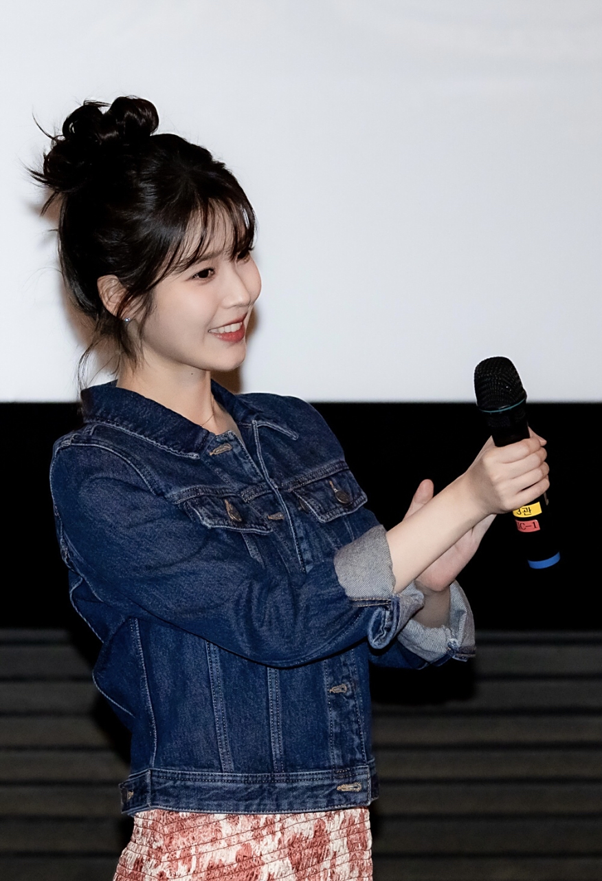 iu电影《dream》电影舞台问候,牛仔外套 碎花裙