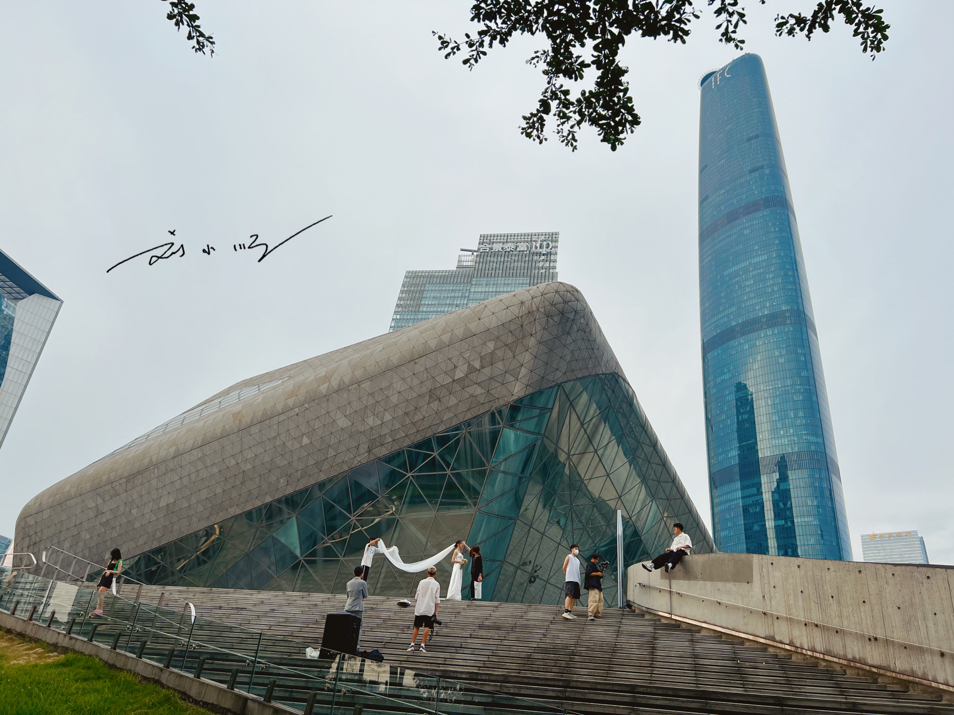 实拍"广州大剧院,建筑外形像巨石,已经成为珠江新城重要地标
