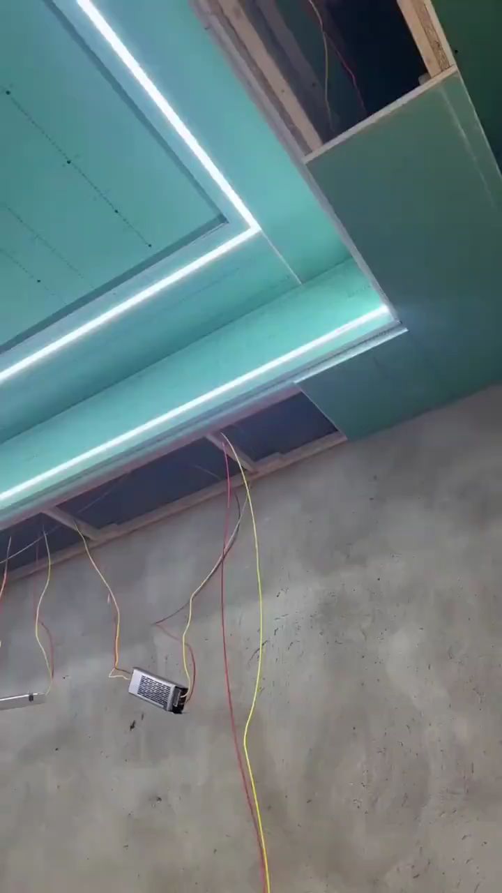 双眼皮吊顶线型灯