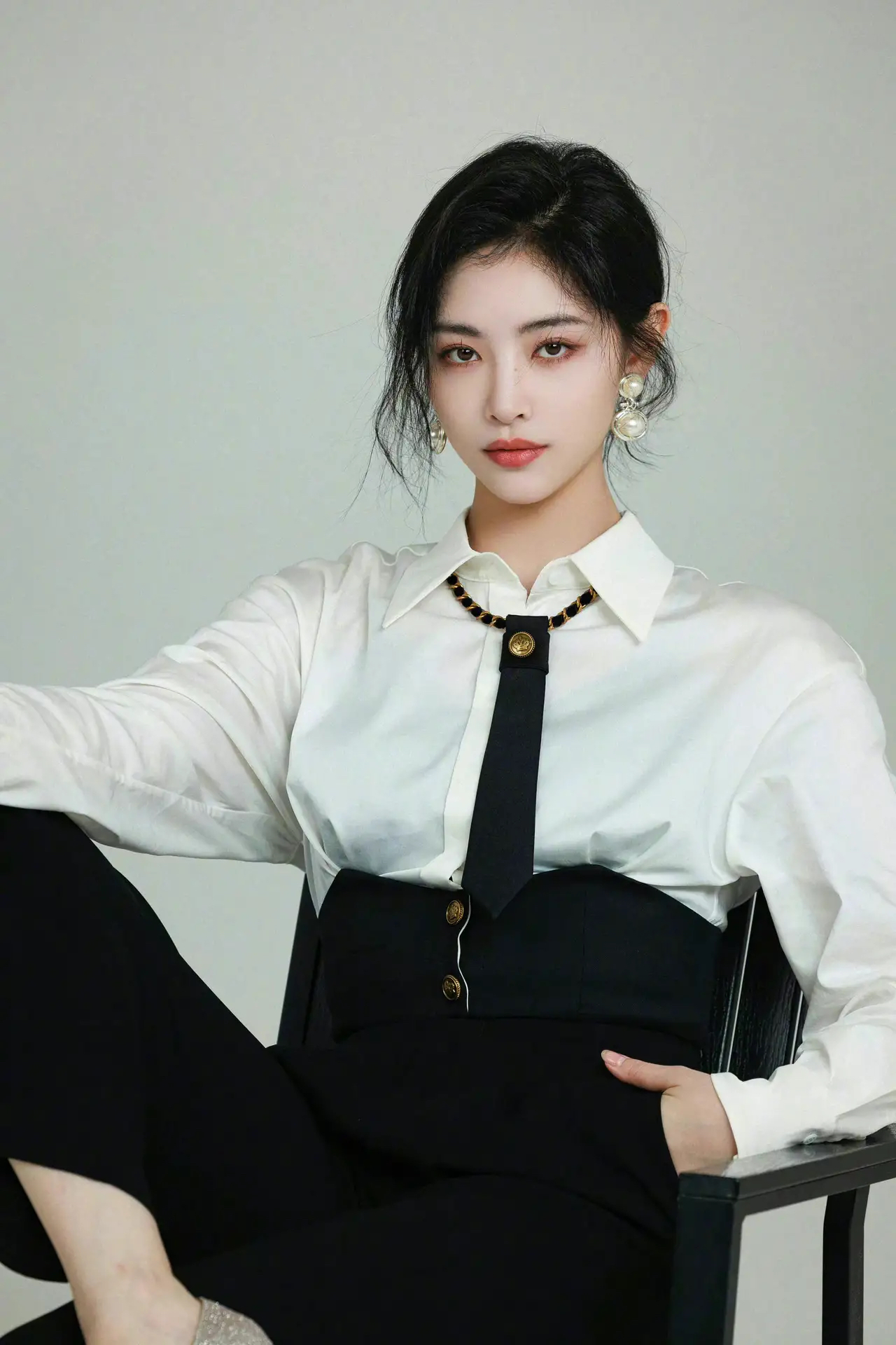 许佳琪分享工作照,美女穿职业装好飒