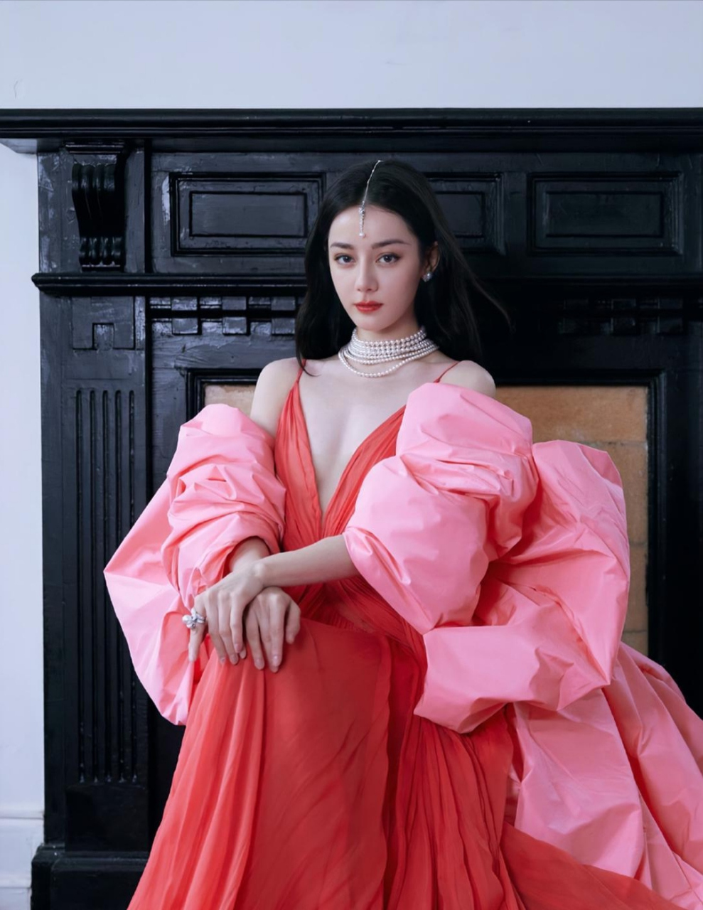 看迪丽热巴穿着红色礼服鲜艳夺目,就像燃烧的火焰照亮了全场,太惊艳了