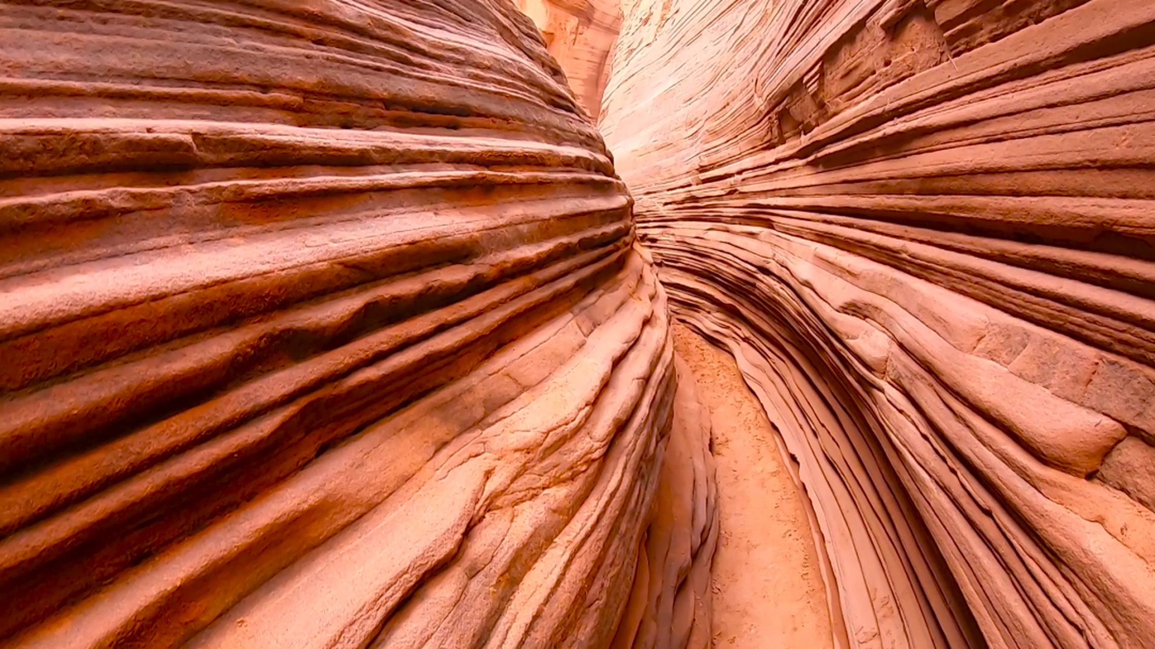 波浪谷丹霞地貌一线天 一线天是地心丹霞的核心景观,苍茫大地上裂开