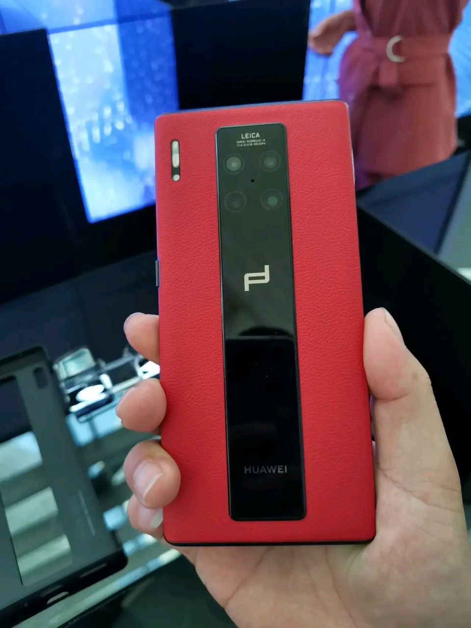 同事三年前买的华为mate30pro摔坏了,谁也没想到她在网上花三千多买了