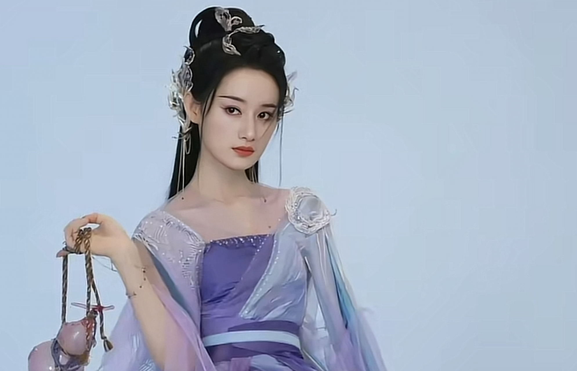 原著中涂山雅雅身材极为亮眼,是大骨架御姐型强战力人物.