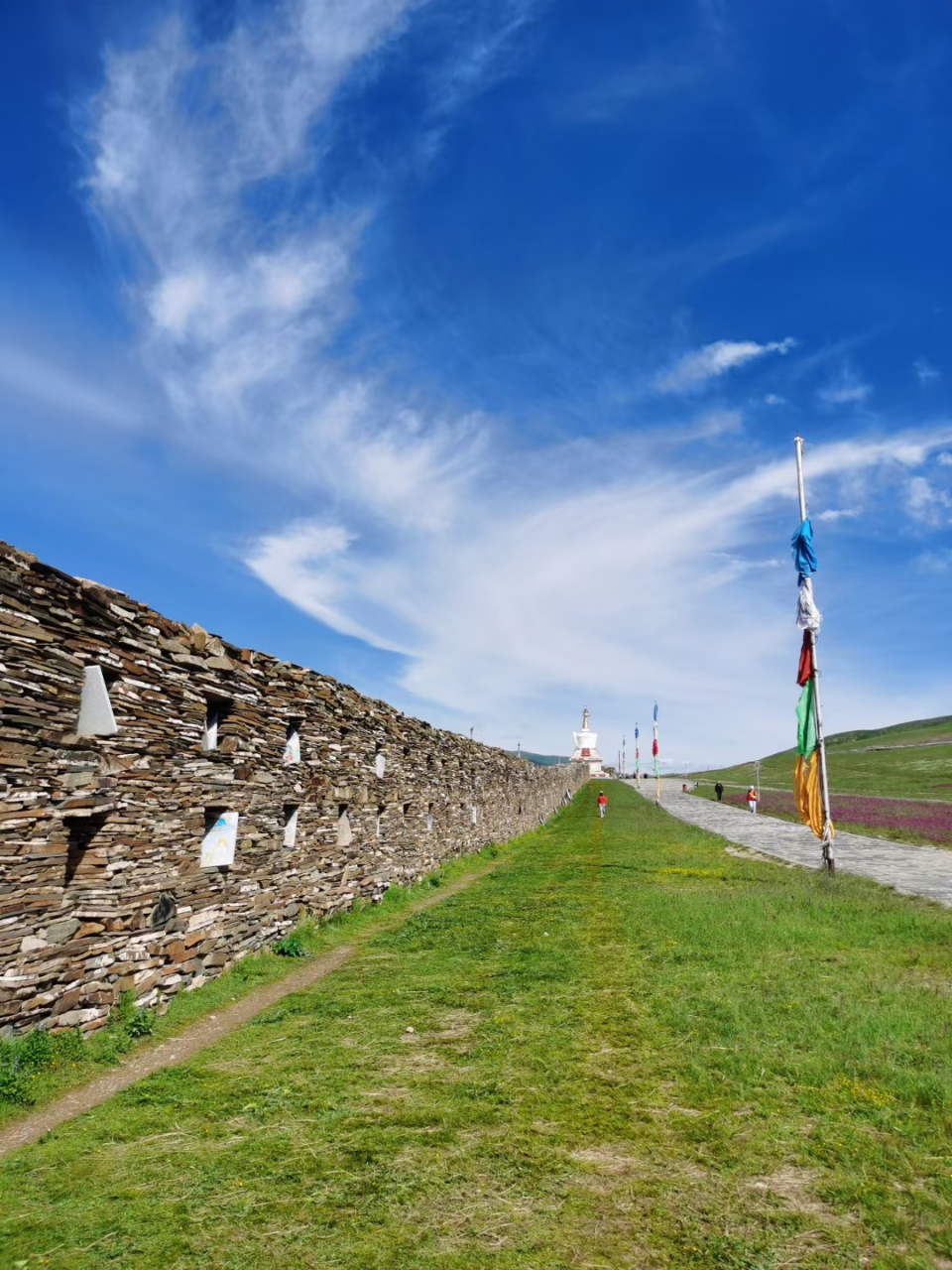 巴格玛尼石经墙位于四川省石渠县长沙贡马乡,巴格玛尼石经墙总长约1.