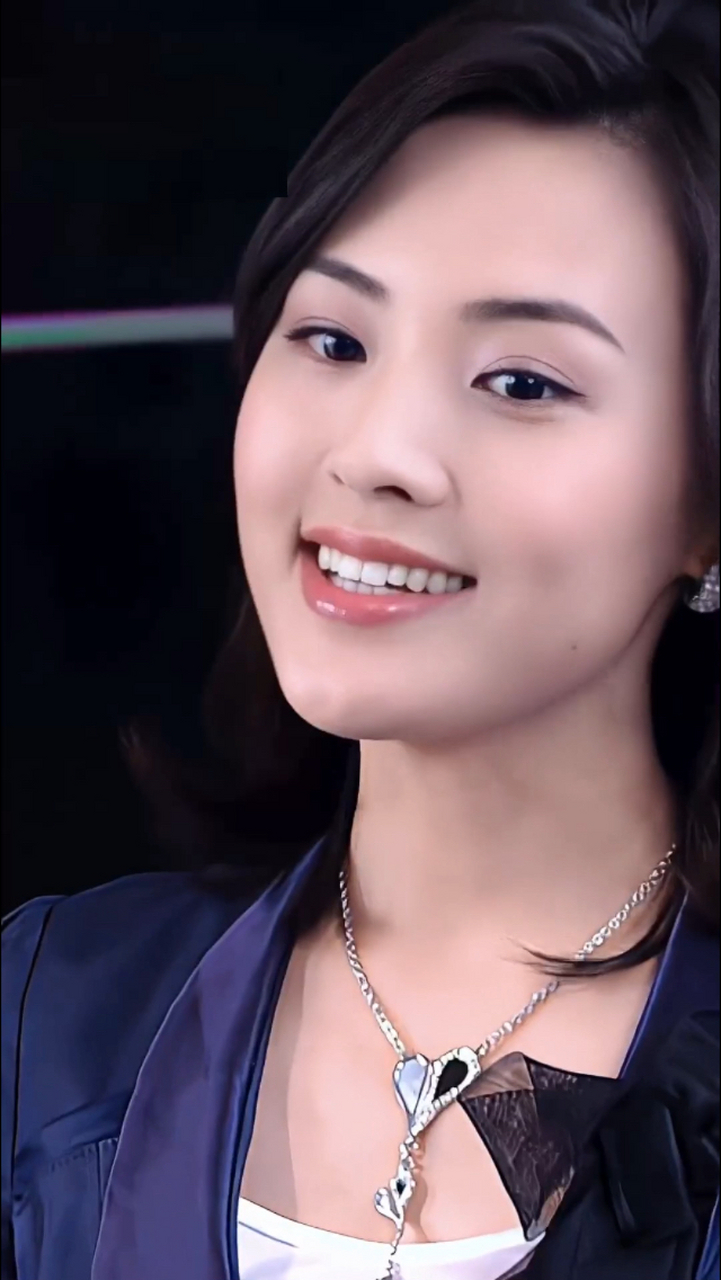 女明星郑罗茜长得真美,大气优雅又美丽