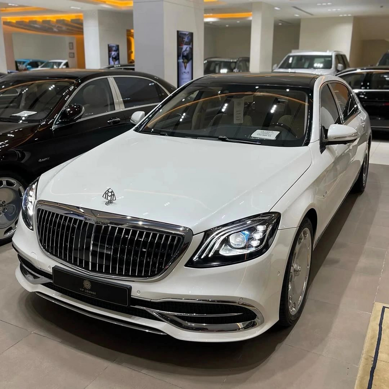 w222被网友称为经典车型,那白色的迈巴赫s650属于什么级别的呢?