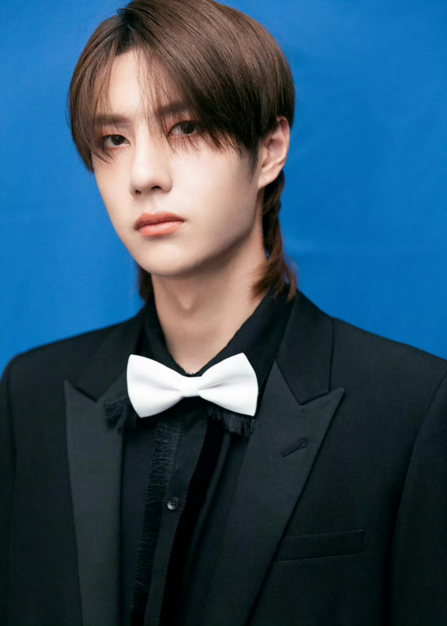 对镜执眉笔,浓妆淡抹皆宜,一同领略酷盖王一博的无限妆容.