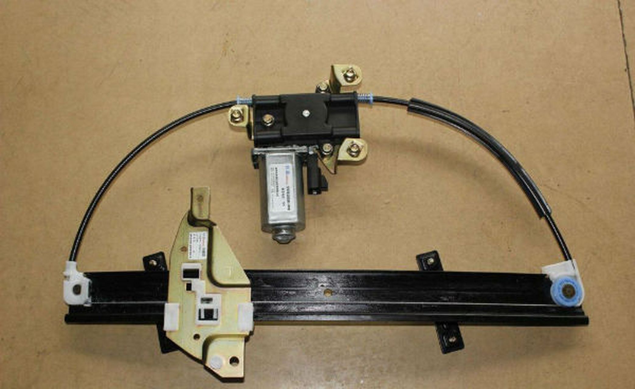 汽车玻璃升降器坏了去修,顺便说一下,我开的国产车,四个升降器一娜