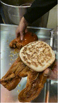 搞笑动态图:这才是真正的肉夹馍