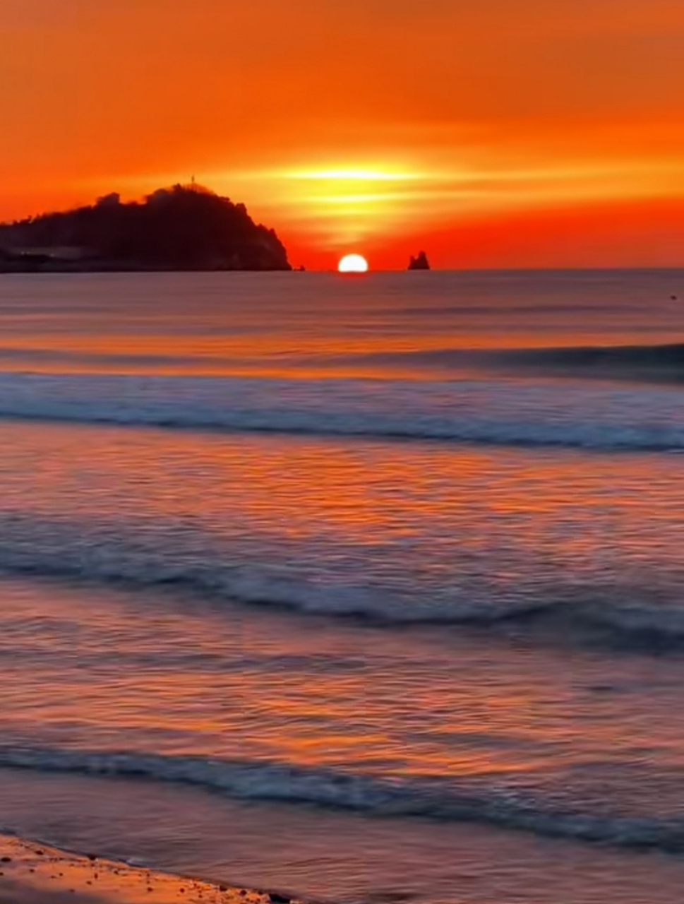 初升的太阳好伟大呀!竟让海面变成了梯田