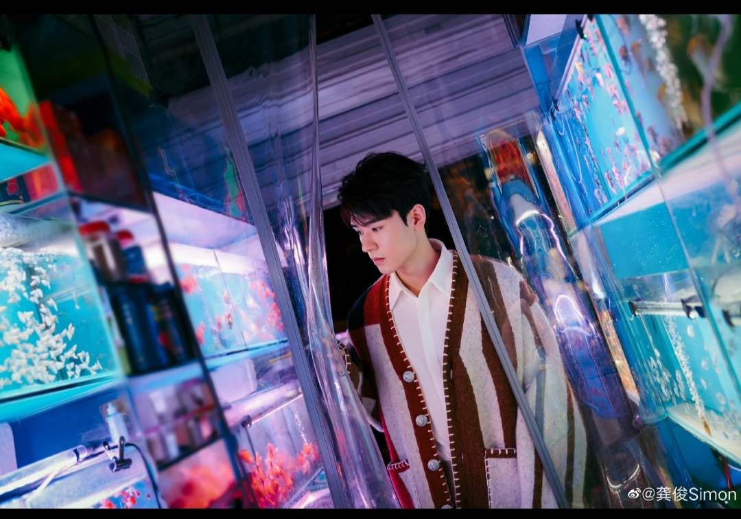 哇塞八块腹肌超帅的男神龚俊