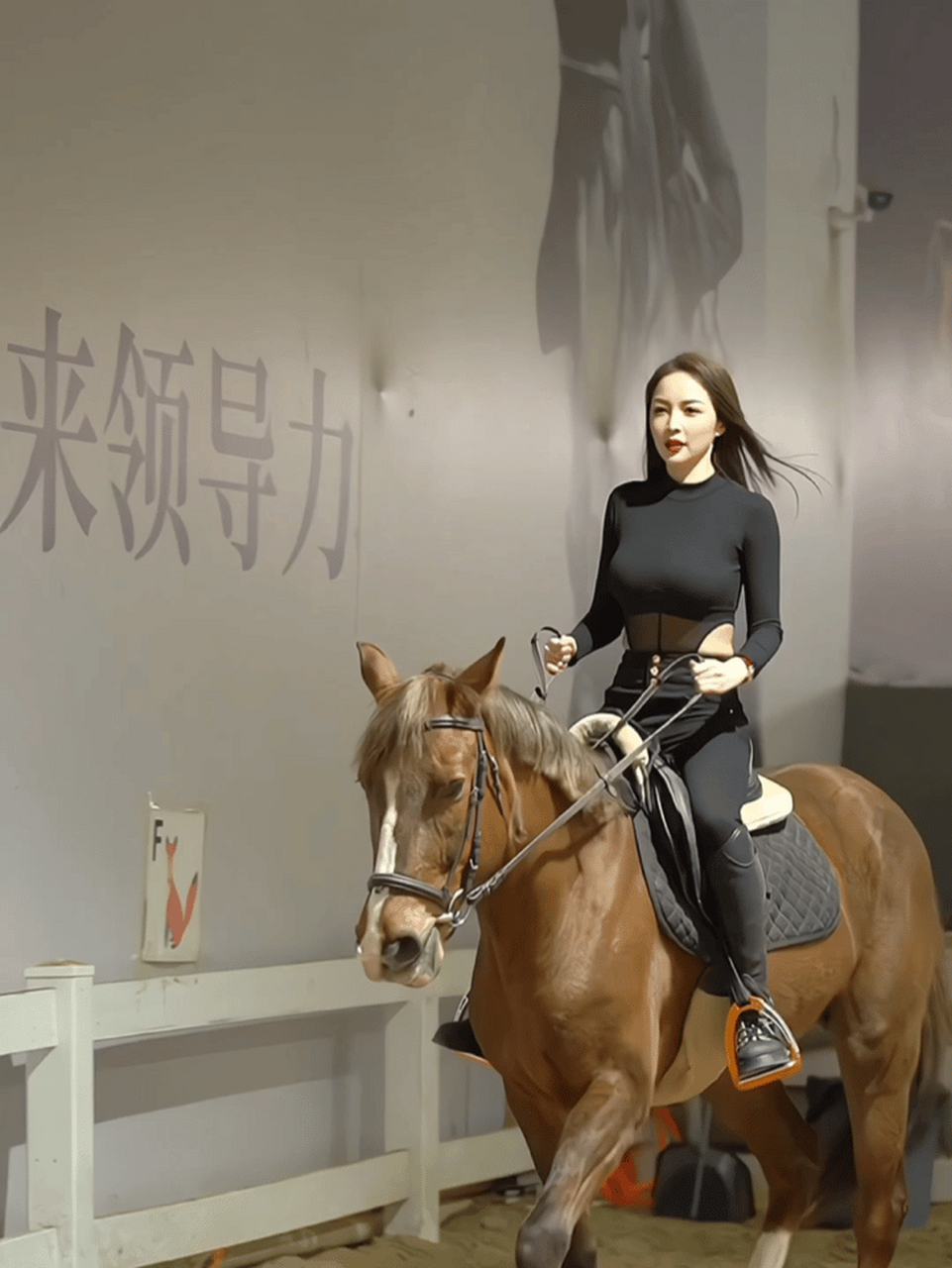 著名台球裁判王钟瑶,不光球技高,马骑的也不错.