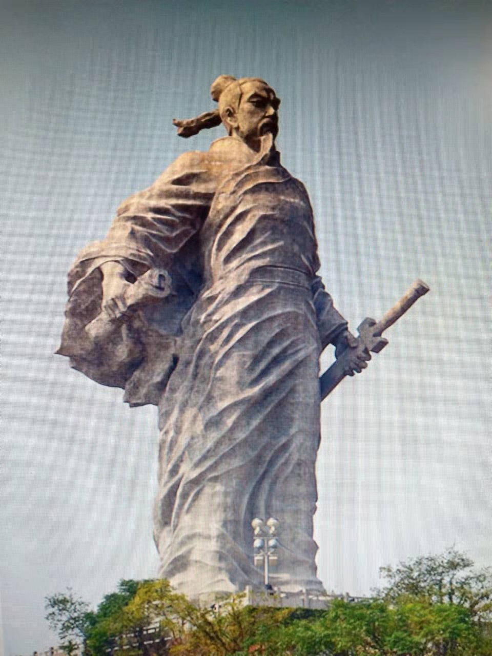 辛弃疾单人独剑,骑着快马追赶上了偷走帅印的义端,义端磕头求饶:"我会