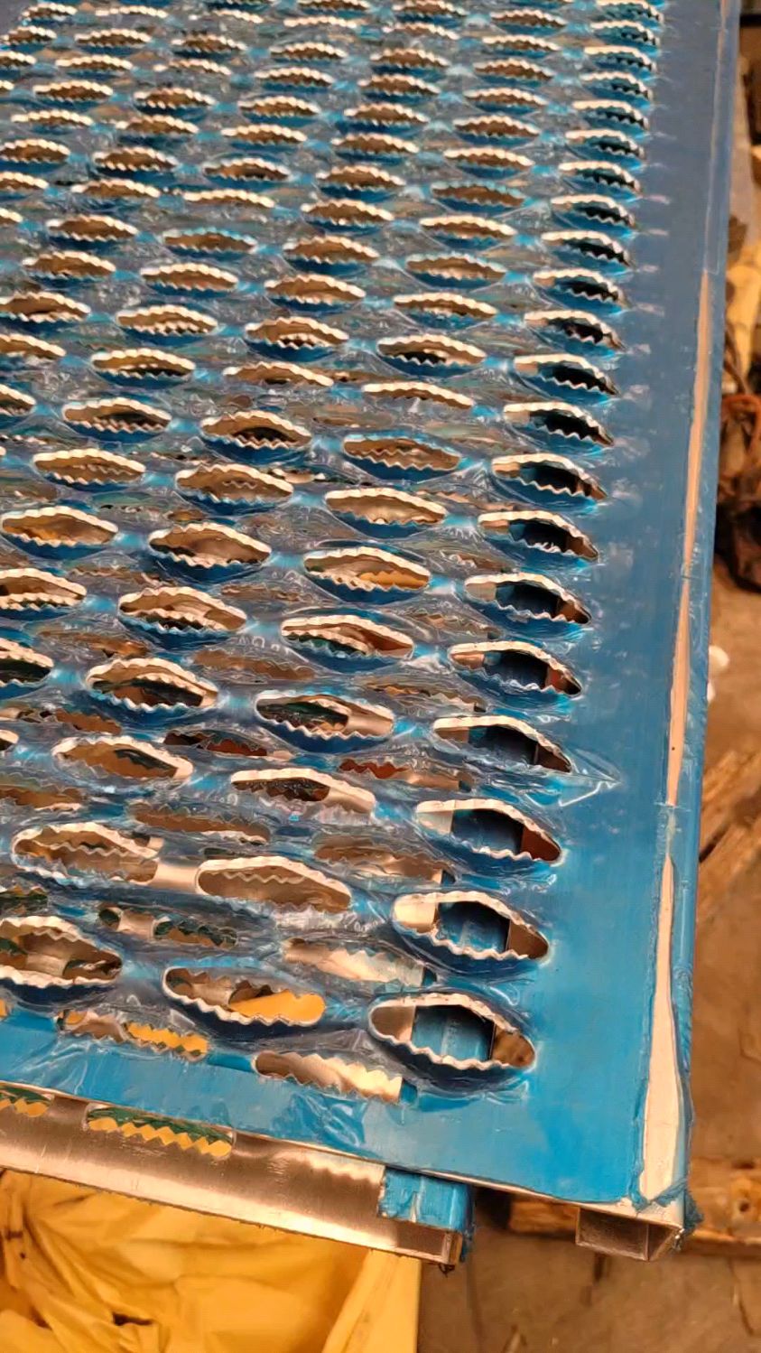 镀锌鳄鱼嘴防滑板a宝安a镀锌鳄鱼嘴防滑板裕腾生产厂家