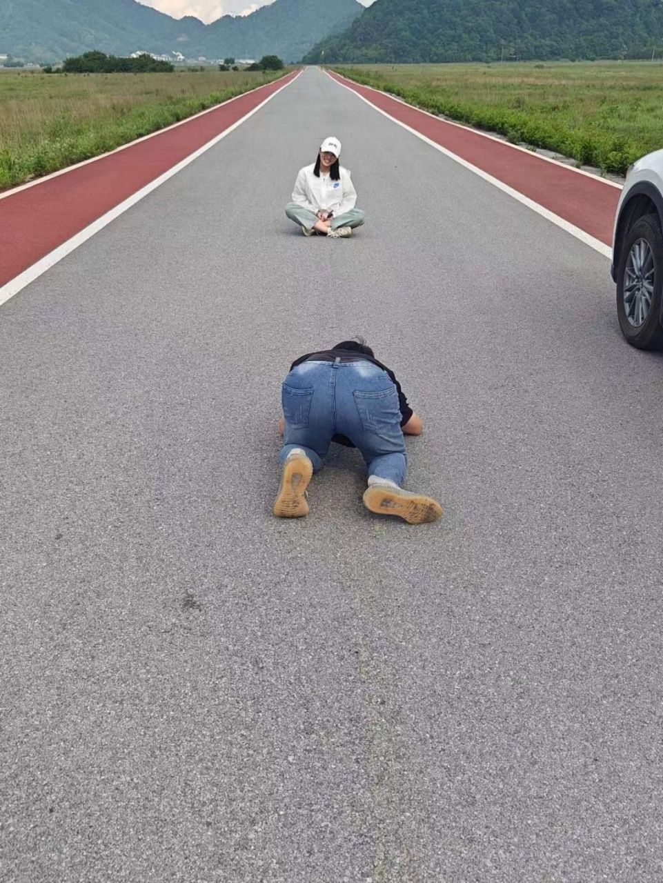 一张美美的照片背后总有一个卑躬屈膝的男人[滑稽]