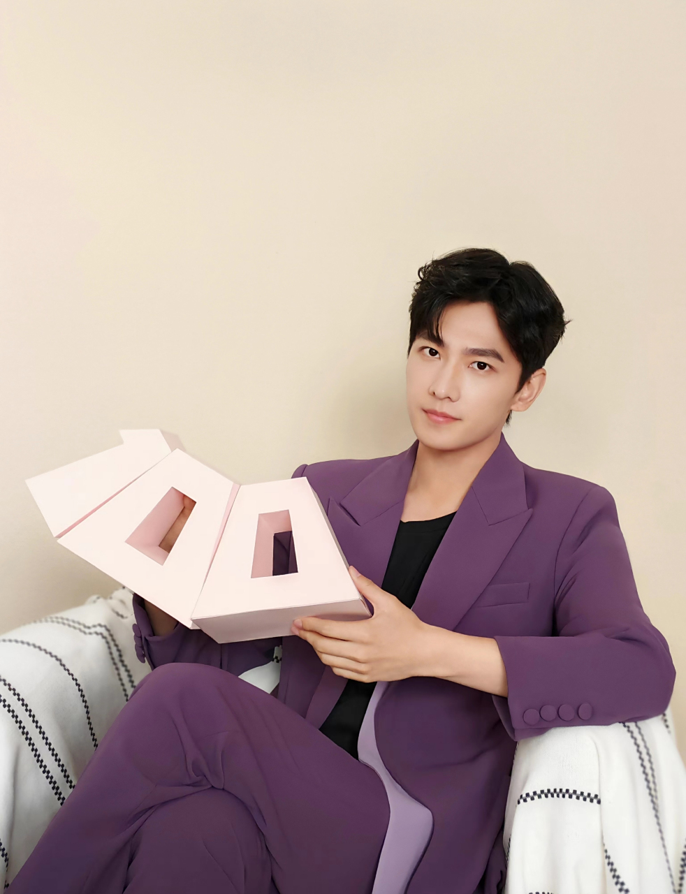 杨洋还是一如既往的帅,一身紫色西装,很是惊艳,活泼又不失贵气!