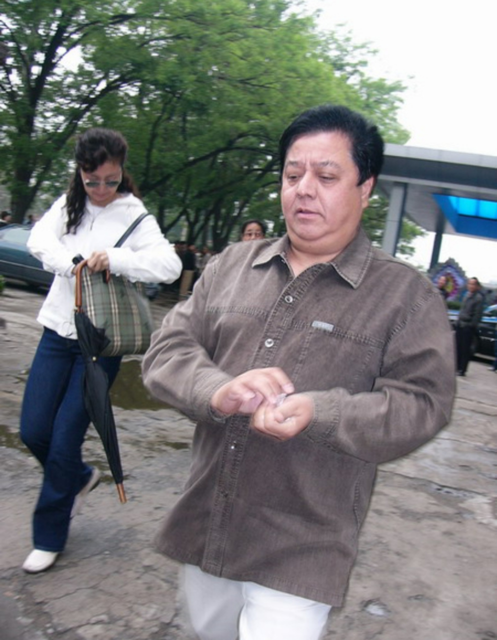 相声演员石富宽说,在我们相声界,尊老爱幼做的最好的就是李金斗.