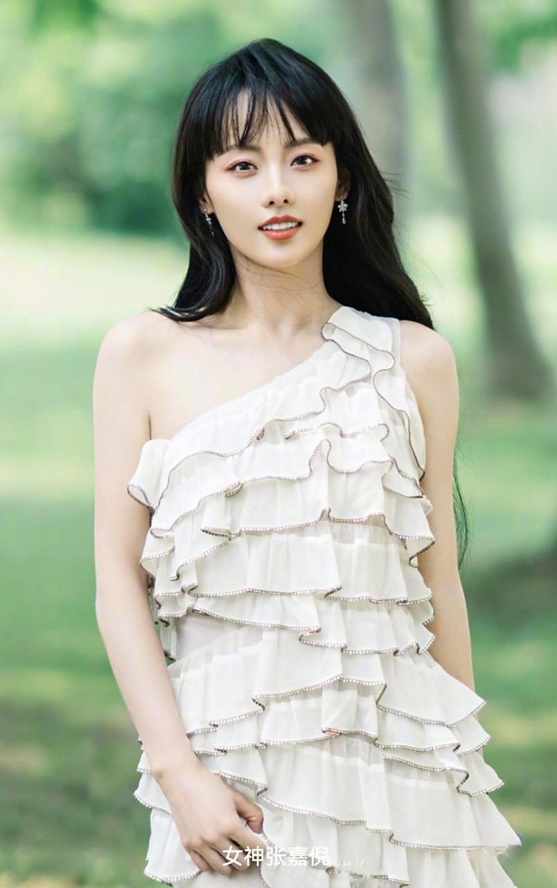 咱们今天来说说张嘉倪,她的演技真是越来越好的,在"白莲花"和"黑