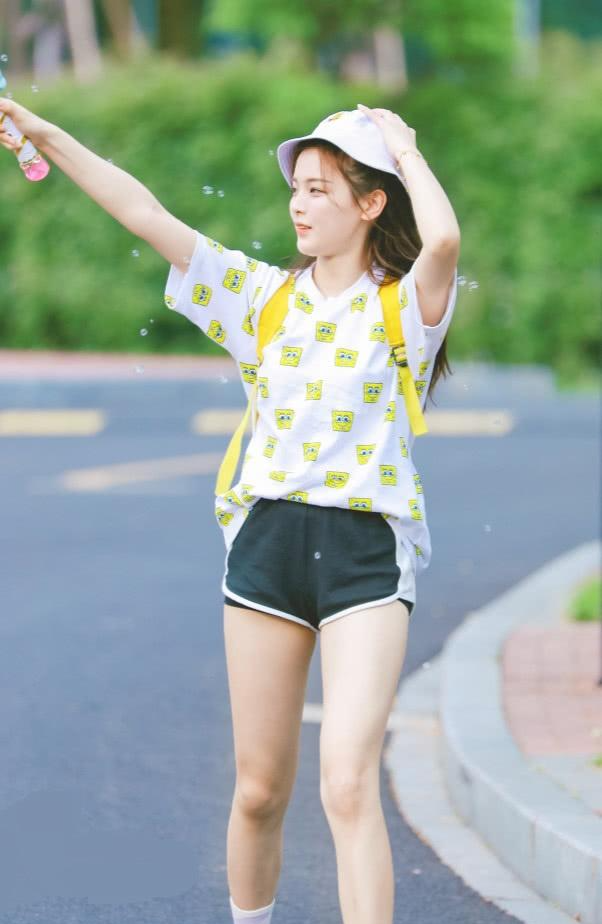 杨超越化身"巴啦啦小魔仙",穿超短裤,凹出"胖胖腿"