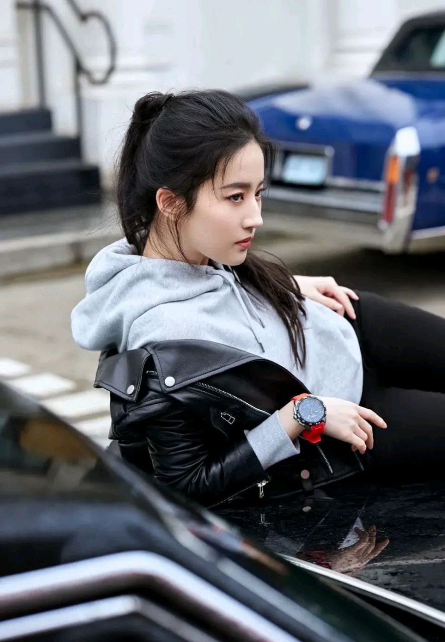 刘亦菲皮衣卫衣造型拍摄天梭手表大片