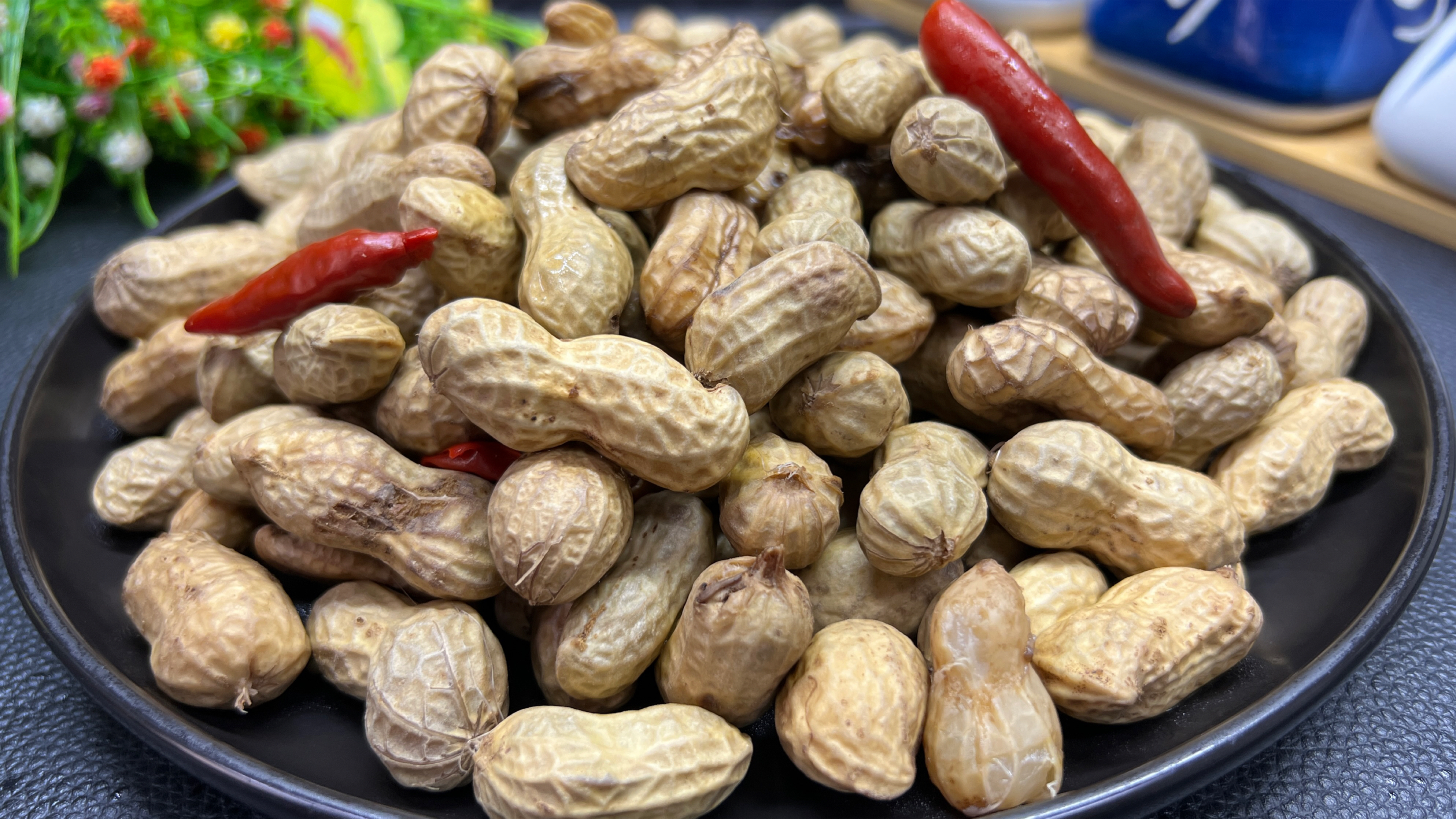 水煮五香花生好吃有绝招，30年老保姆教你一招，绵软入味不干不黑