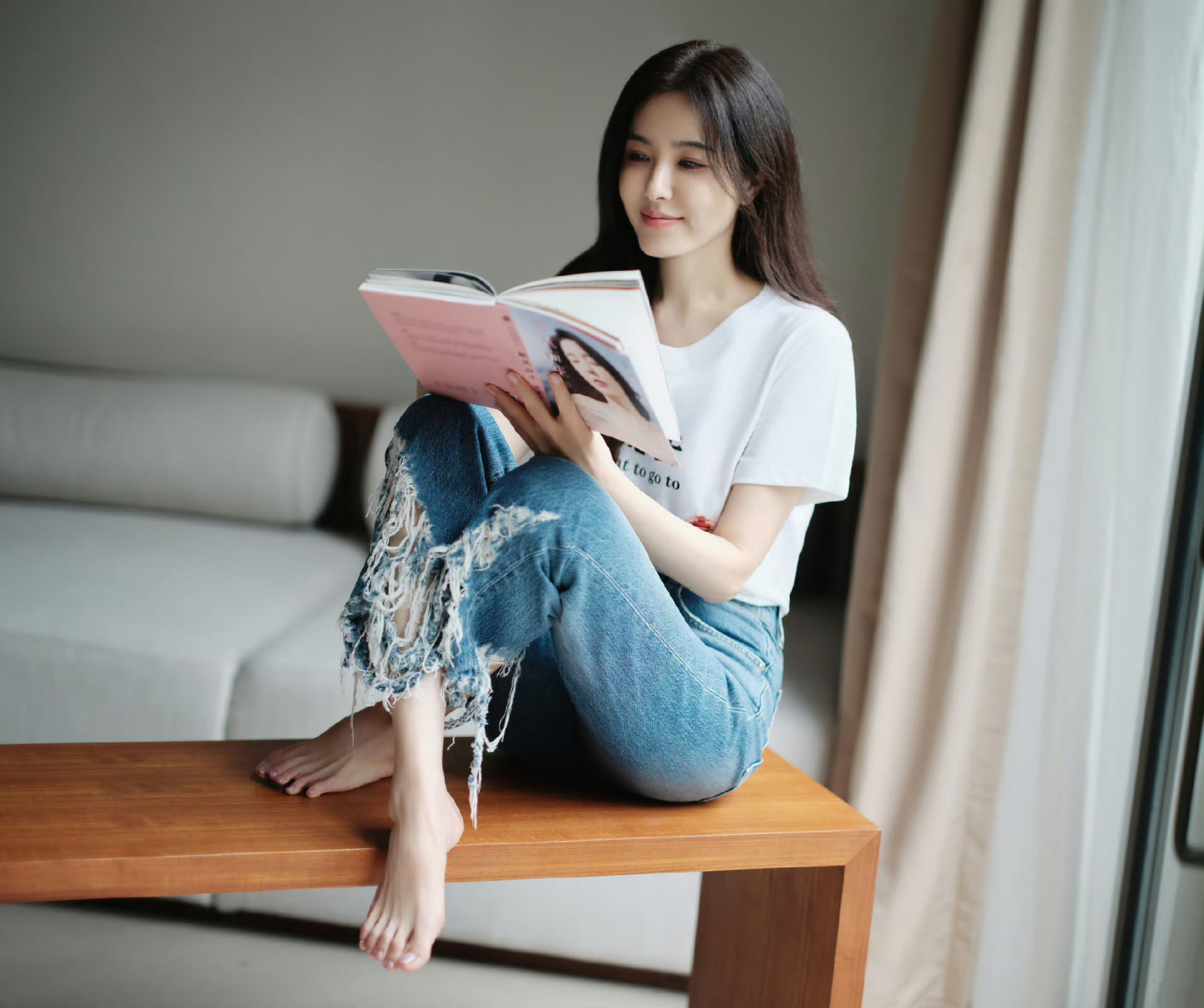 曾黎 沙发光脚读书太美了