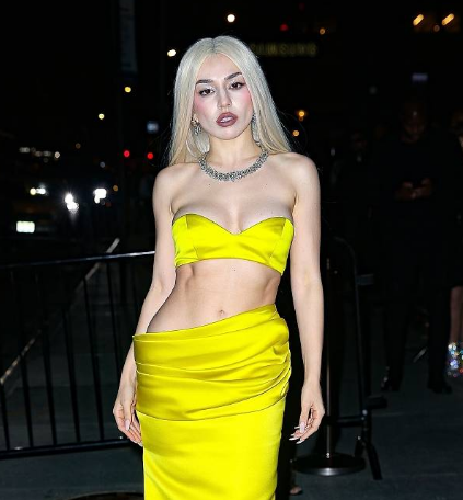 艾娃·麦丝穿黄色礼服亮相met gala 身材性感酷辣