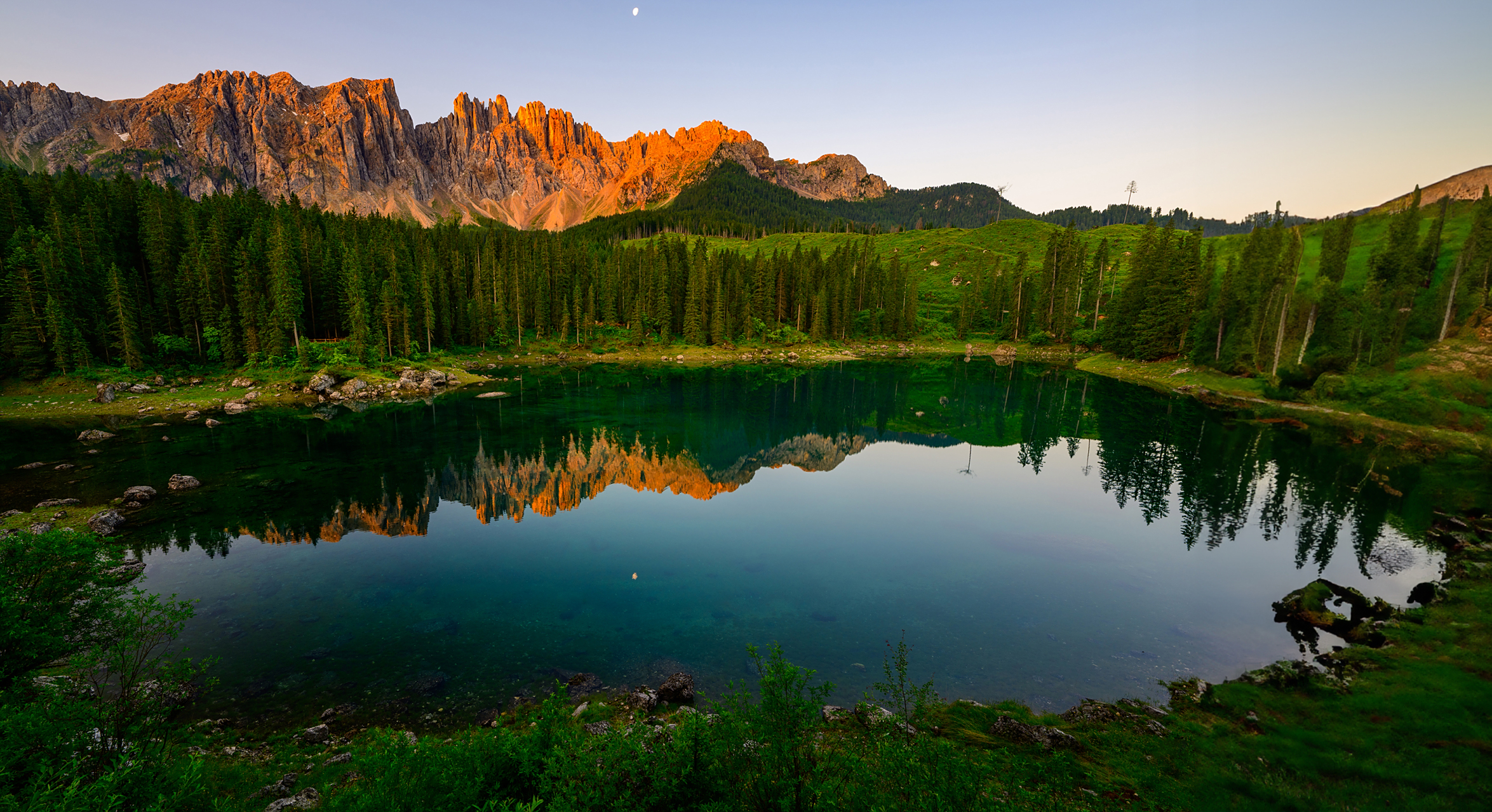 当清晨第一束光,照亮意大利多洛米蒂的carezza湖,安静,唯美.