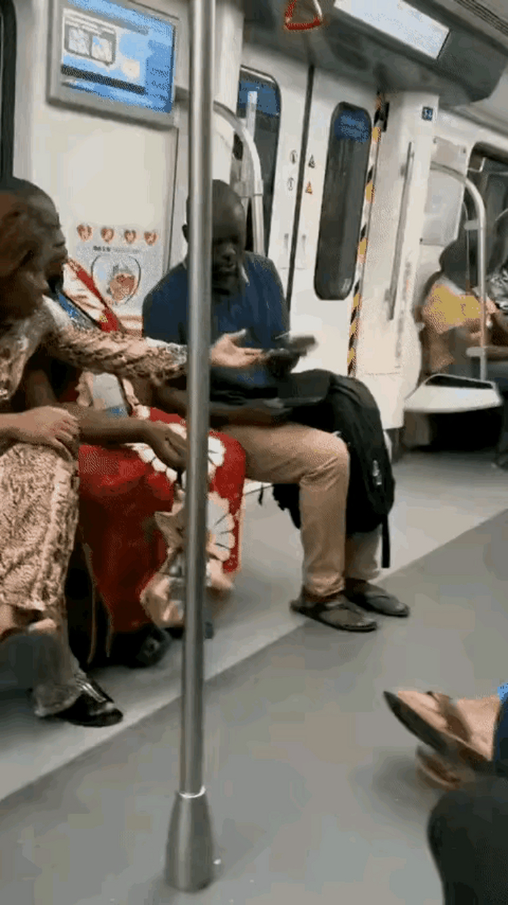 67676767佛山一地铁上的一幕,让人以为这是在非洲,车厢里90%