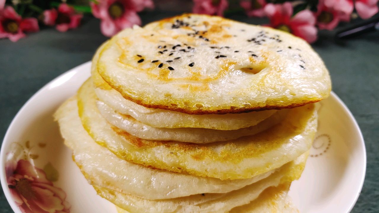 一把面粉一把糯米粉,两分钟做出早餐小煎饼