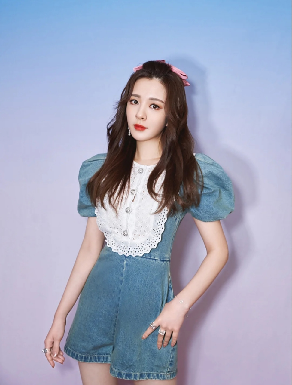 王晓晨穿搭分享: 牛仔连身短裤, 十分的清爽