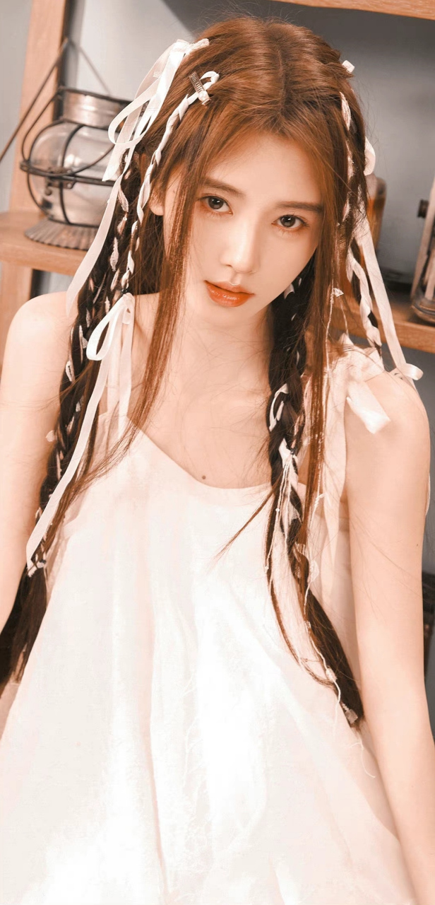 鞠婧祎# 身穿白色吊带裙,甜美笑容温婉可人,仙气十足,让人怦然心动