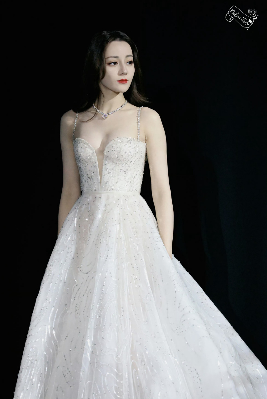 迪丽热巴2019星光大赏活动[亲吻]"翩若惊鸿,婉若游龙"[色]