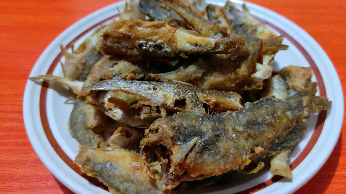 野生鲫鱼最好吃的做法,金黄酥脆原汁原味,老人孩子都喜欢吃