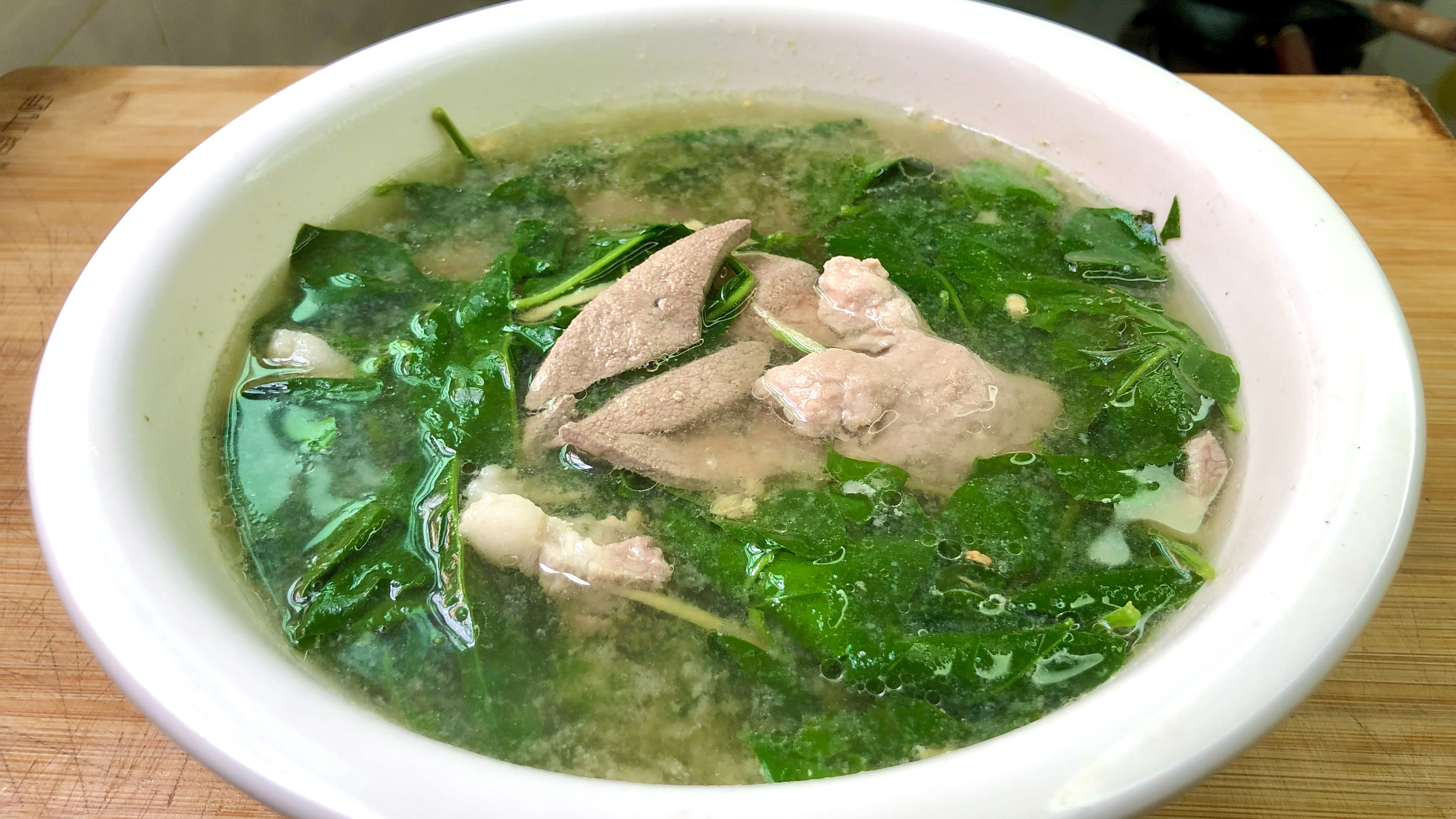 当季广东靓汤:猪肝枸杞菜汤,熬夜上头要多喝,成本不到5块