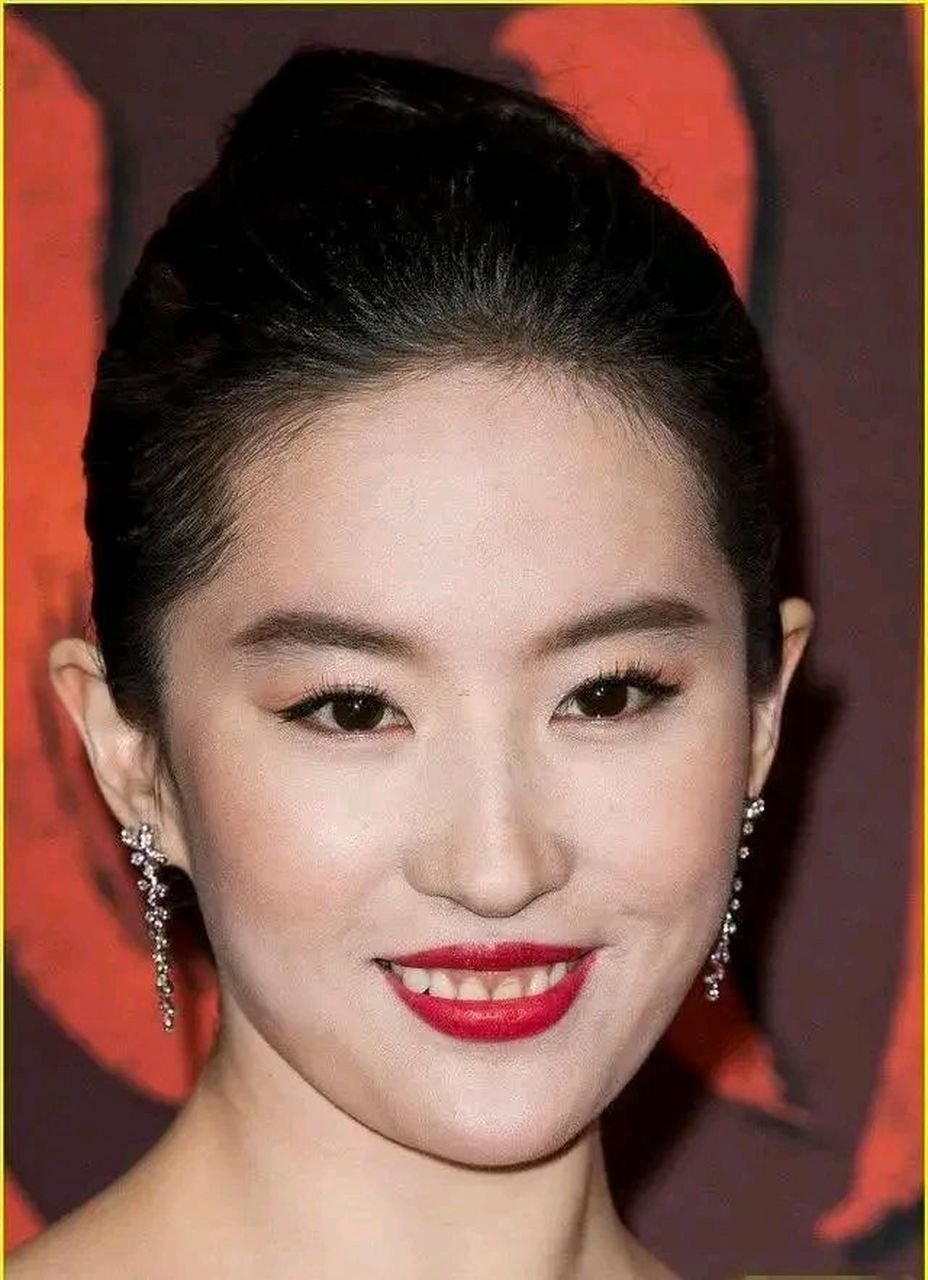 刘亦菲要笑起来不露牙龈就完美了,一笑有点龅牙珍.