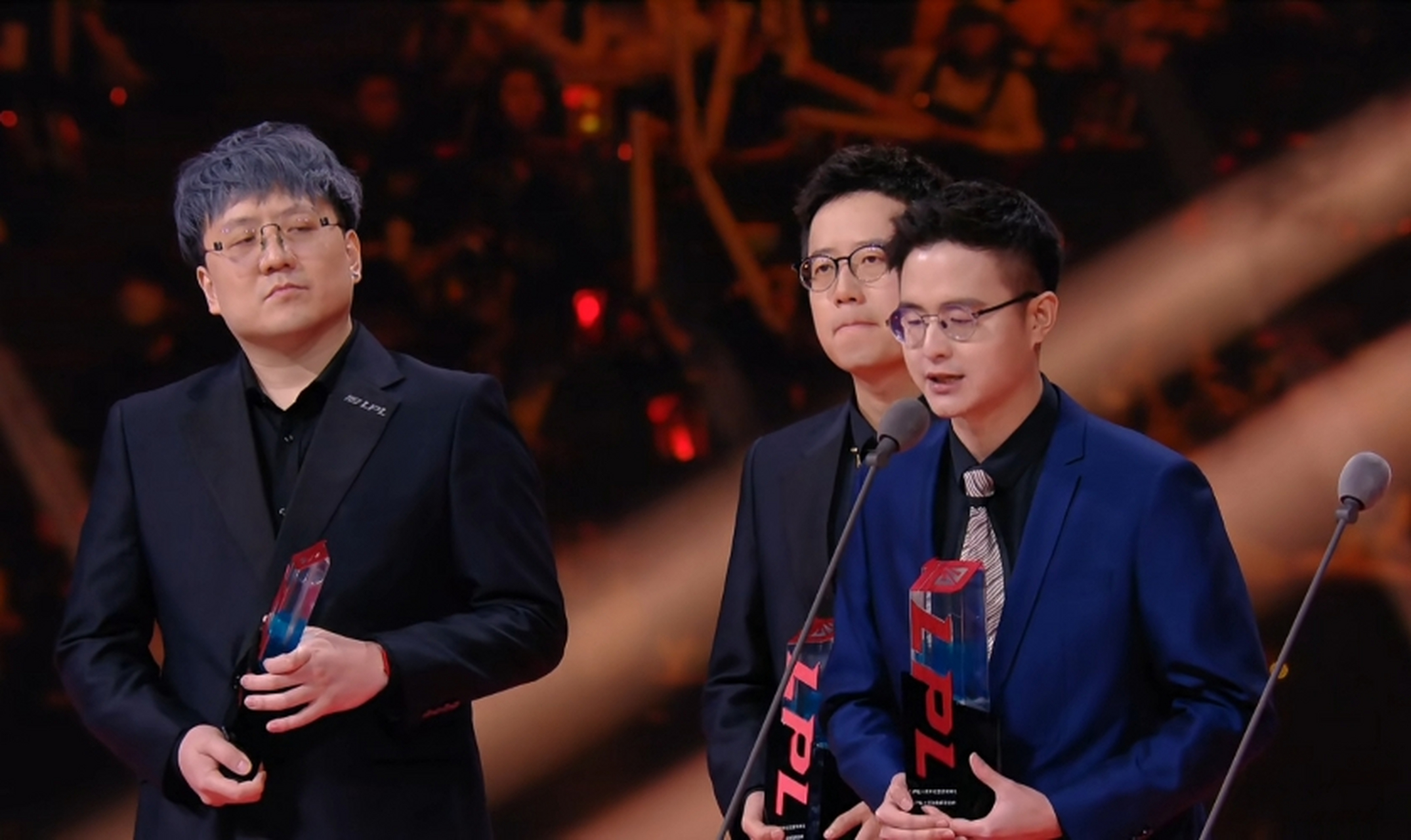 只说重点: lpl解说主持娃娃,米勒,管泽元,记得,余霜同台领奖!