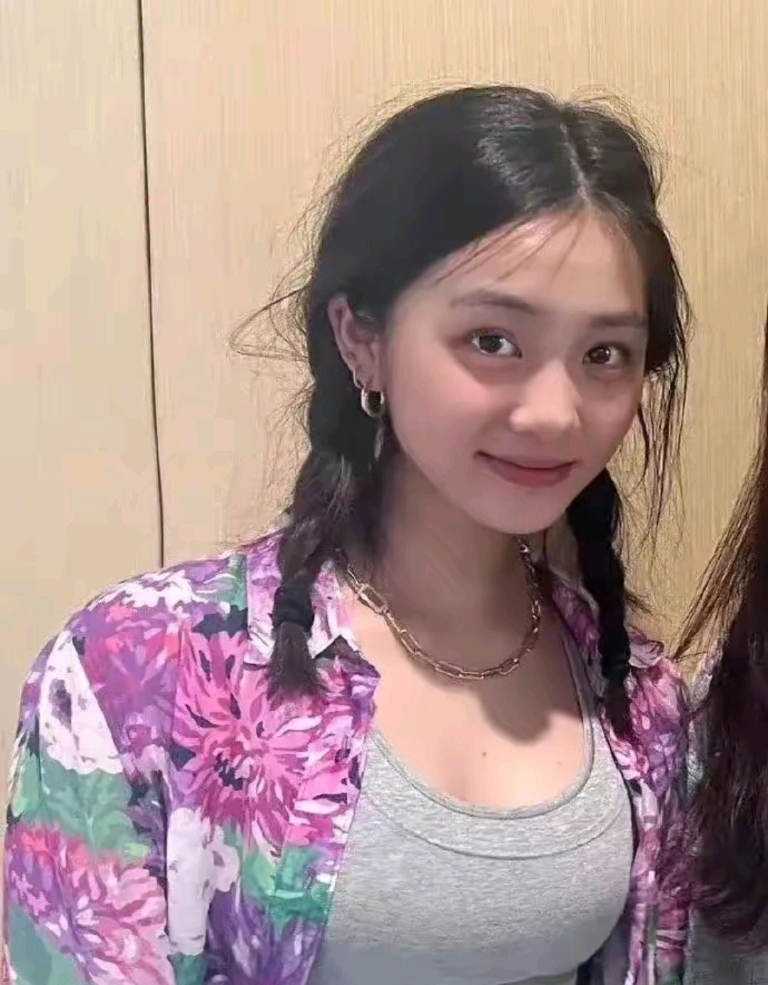 17岁黄多多太惊艳,穿着成熟,身材傲人,妥妥的新一代女神