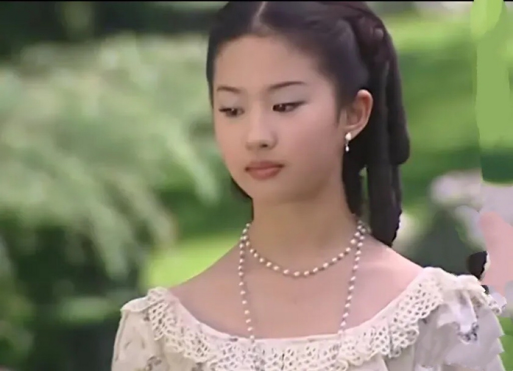 再看《金粉世家》,刘亦菲确实没有董洁漂亮,只是穿的比较时尚,妆容比