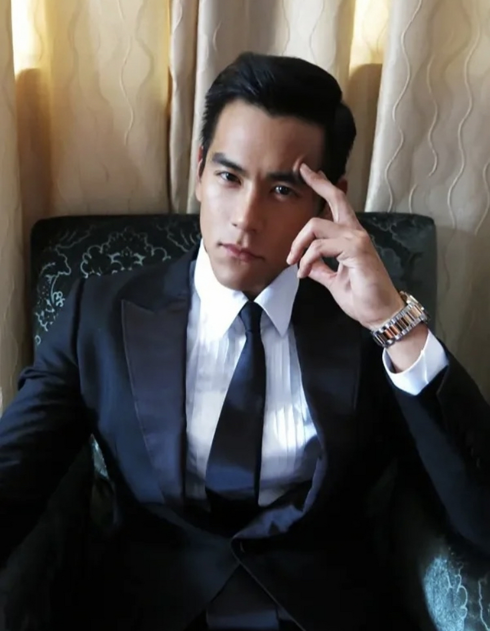 人靠衣装他啥也不靠,西装对彭于晏来说只是锦上添花.