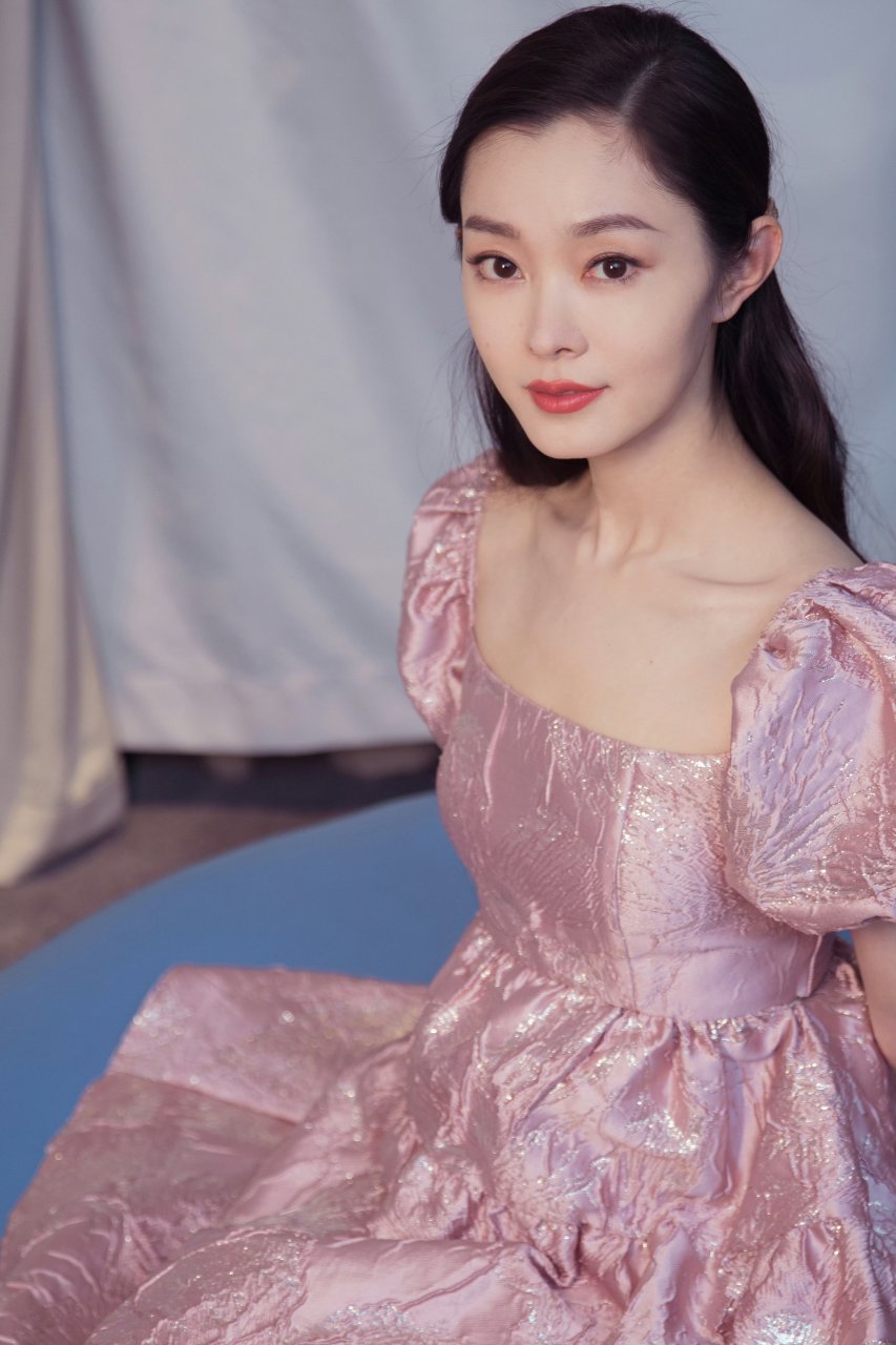 宋轶穿粉裙好漂亮,清纯甜美,温婉可人,虽说算不上惊艳,但是很耐看!