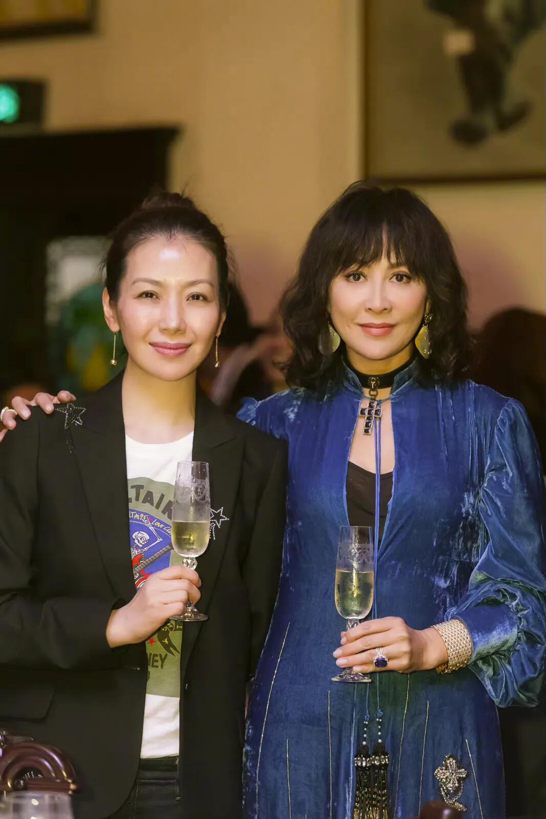 林青霞和刘嘉玲的同框,让我知道了什么叫"岁月从不败美人"!