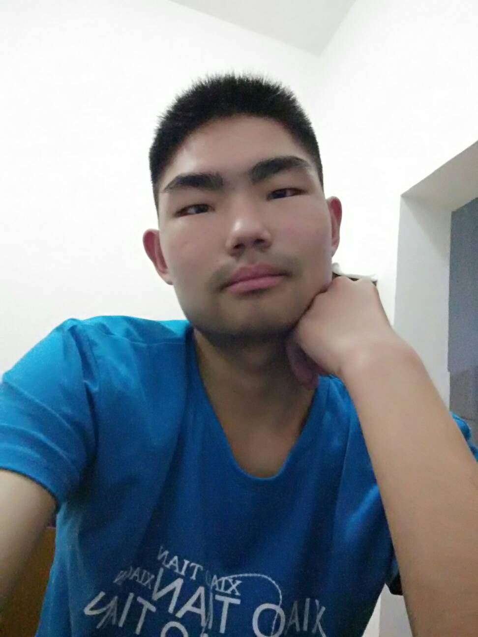 镜子里的自己特别帅,为什么用手机拍出来的却很丑?该怎么解决?