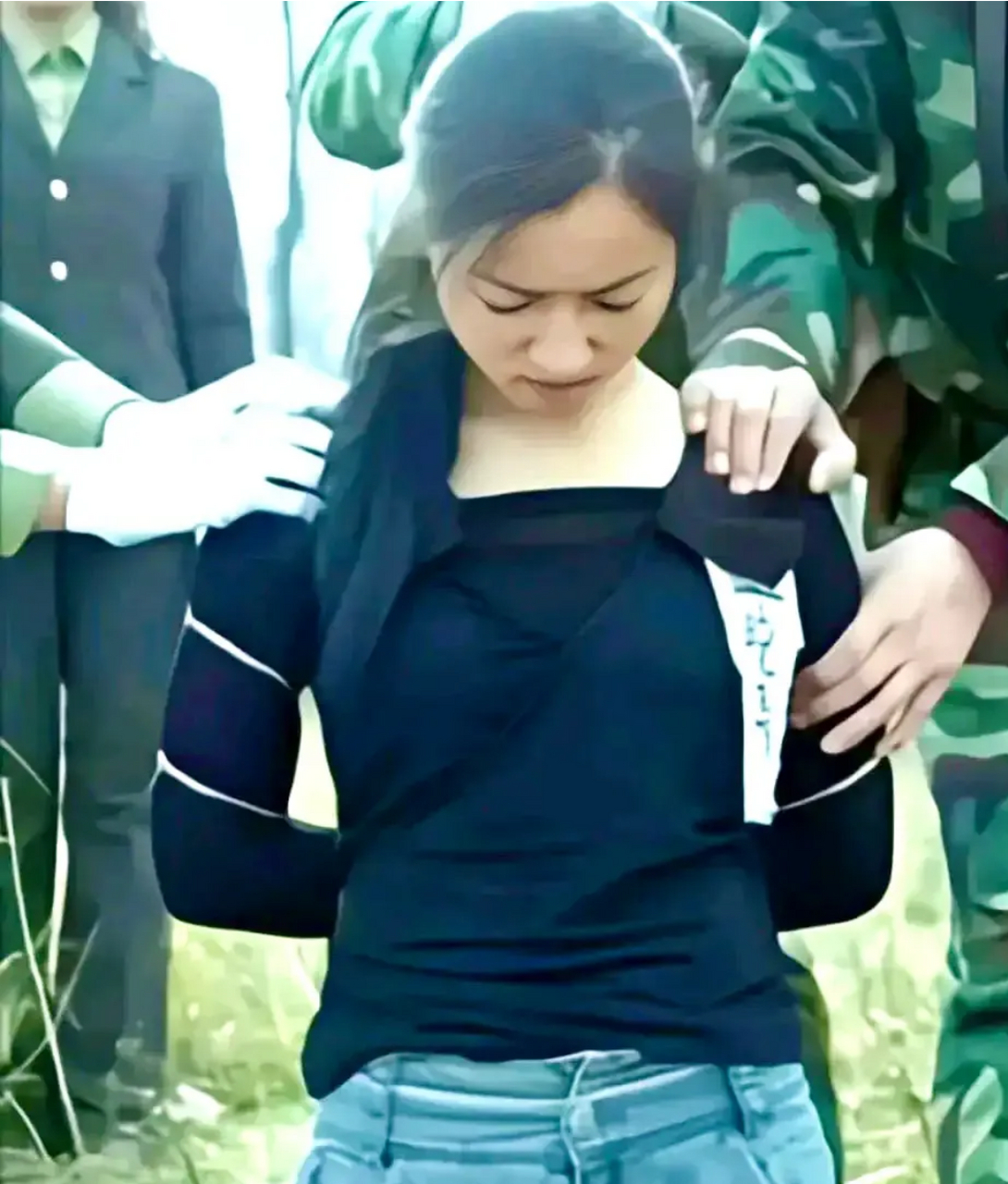 1994年,刑场上,26岁的牛晓秀半跪在地上,她的身体不断在颤抖着,在众人