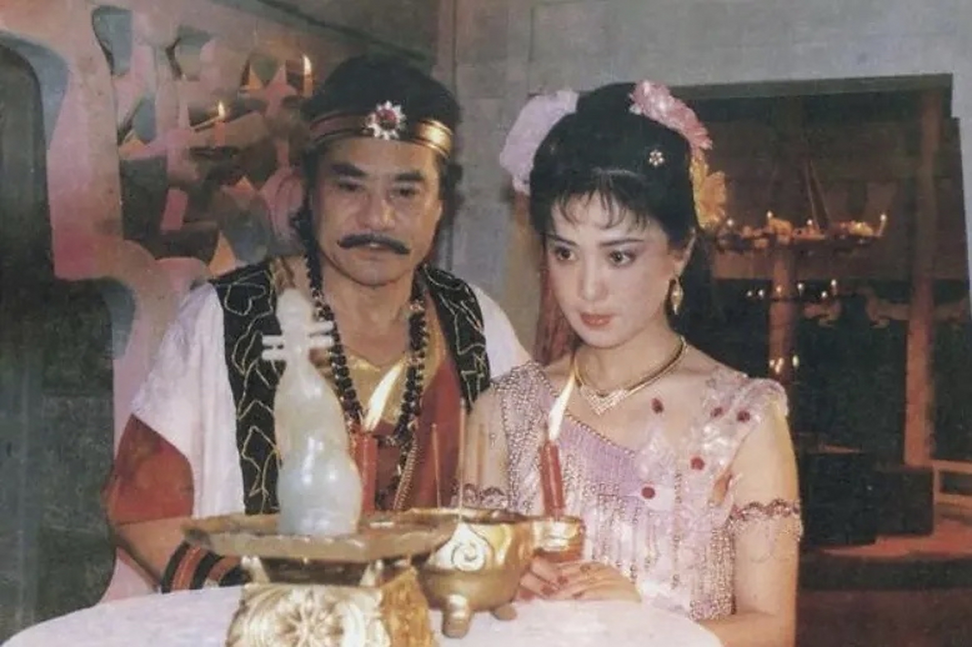 1990年拍摄《封神榜》时,26岁的傅艺伟死活不肯和56岁的达奇拍吻戏,"