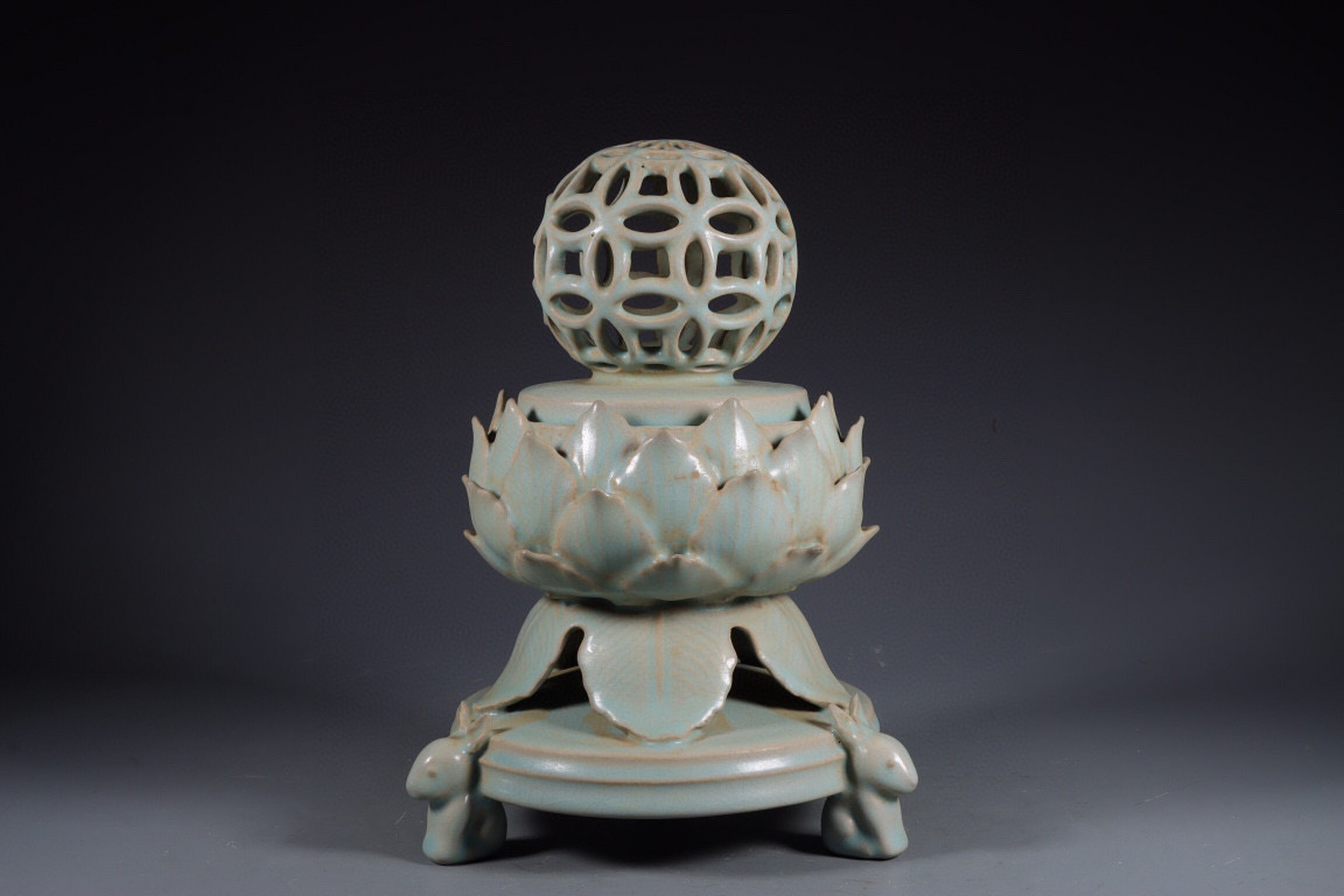 日本回流 宋汝窑天青釉莲花香薰炉.尺寸:高25.6厘米,直径18厘米