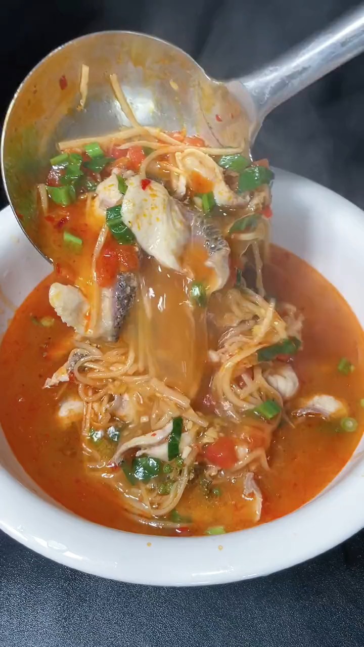 傣味酸笋鱼,顾名思义,是一道融合了傣族传统风味和酸辣口感的佳肴.